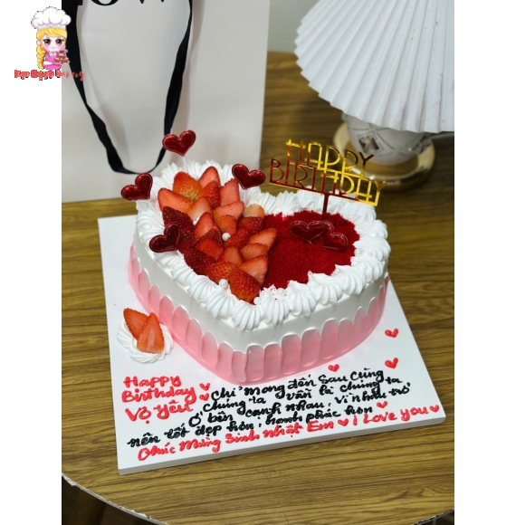 Bánh kem sinh nhật trái tim tone hồng trang trí đầy dâu tây