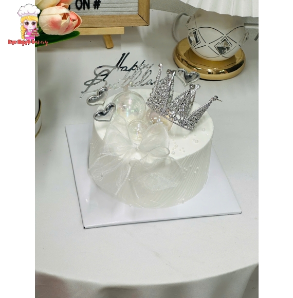Bánh kem nơ kèm vương miện tone trắng sang 