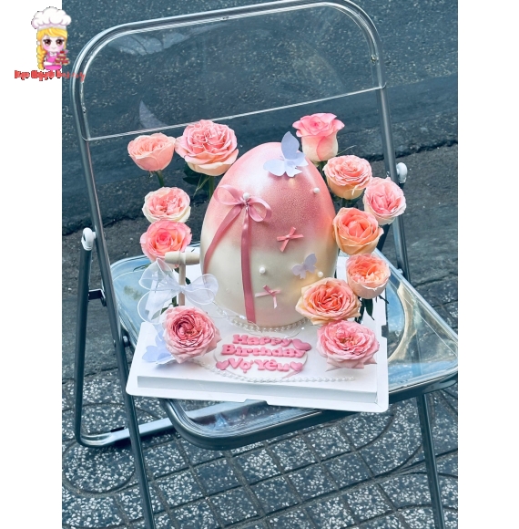 Bánh đập trứng tone hồng kết hợp hoa tươi 