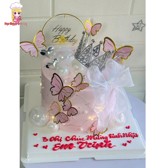 Bánh kem dành cho nữ tone hồng kết hợp phụ kiện bướm xinh