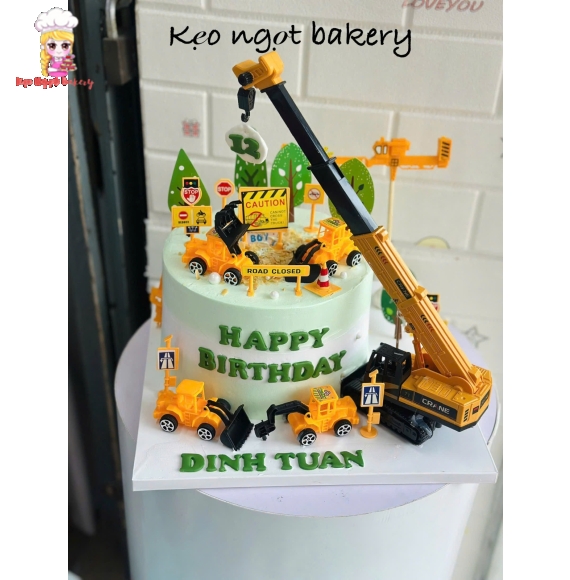 Bánh kem trang trí xe tặng sinh nhật các bé trai