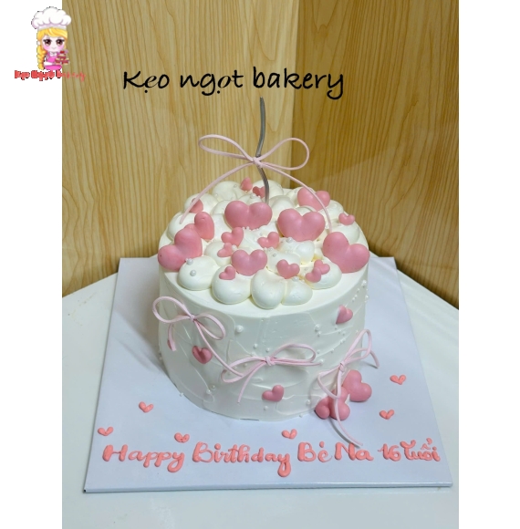 Bánh kem tone trắng trang trí trái tim 