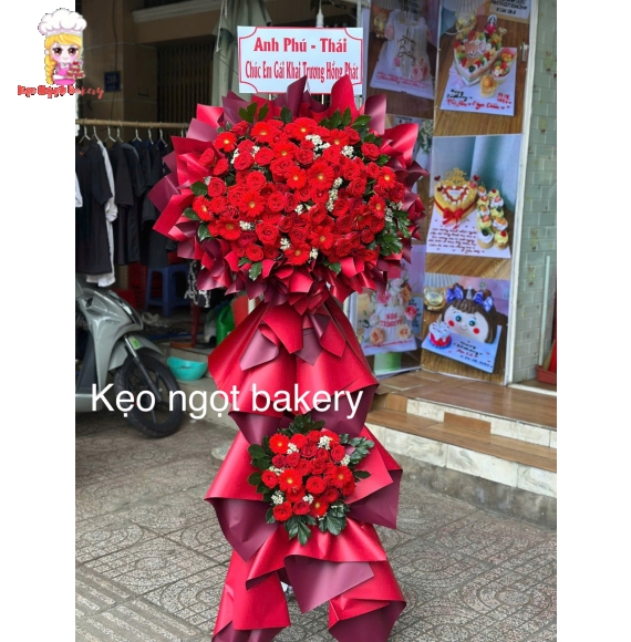 Kệ hoa khai trương tone đỏ hot tai Quận 3 