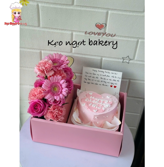 Sét bánh kem kèm hoa tươi tone hồng hot trend hiện nay 