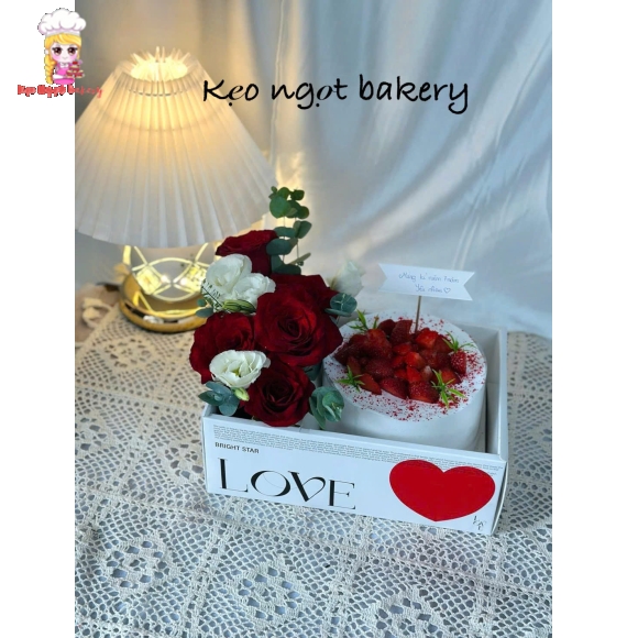 Sét bánh kem kèm hoa tươi tone đỏ hot trend hiện nay 